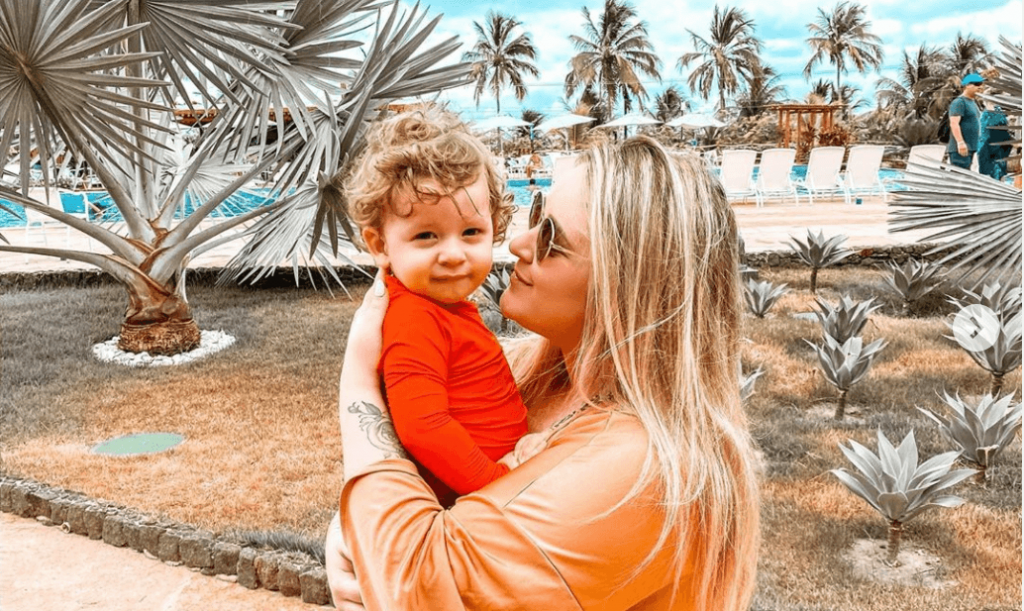 Mãe e filho na área da piscina do Japaratinga Lounge Resort ilustrando post sobre se hospedar com menores de idade sem os pais