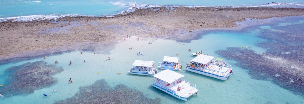 catamarãs parados nas piscinas naturais de japaratinga