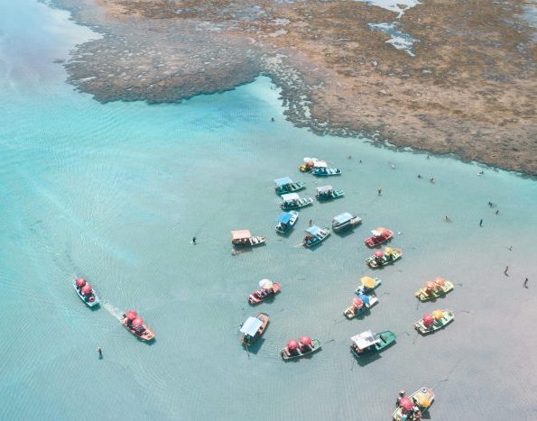 foto aérea das piscinas naturais de são miguel dos milagres composta por muitas jangadas