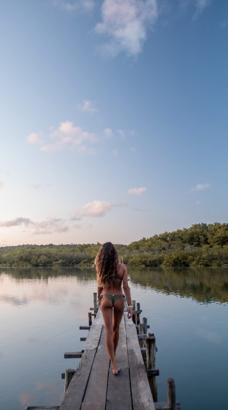 mulher andando na ponte do rio tatuamunha