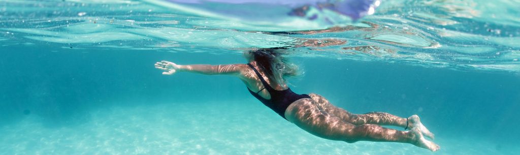 mulher nadando nas águas das piscinas naturais de são miguel dos milagres