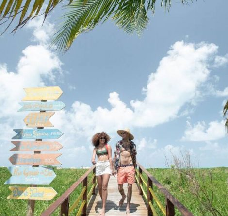casal aproveitando viagem em casal em resort