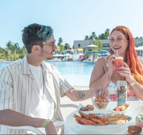 Casal aproveitando a diária com oferta All Inclusive Premium à beira da piscina do Japaratinga Lounge Resort.