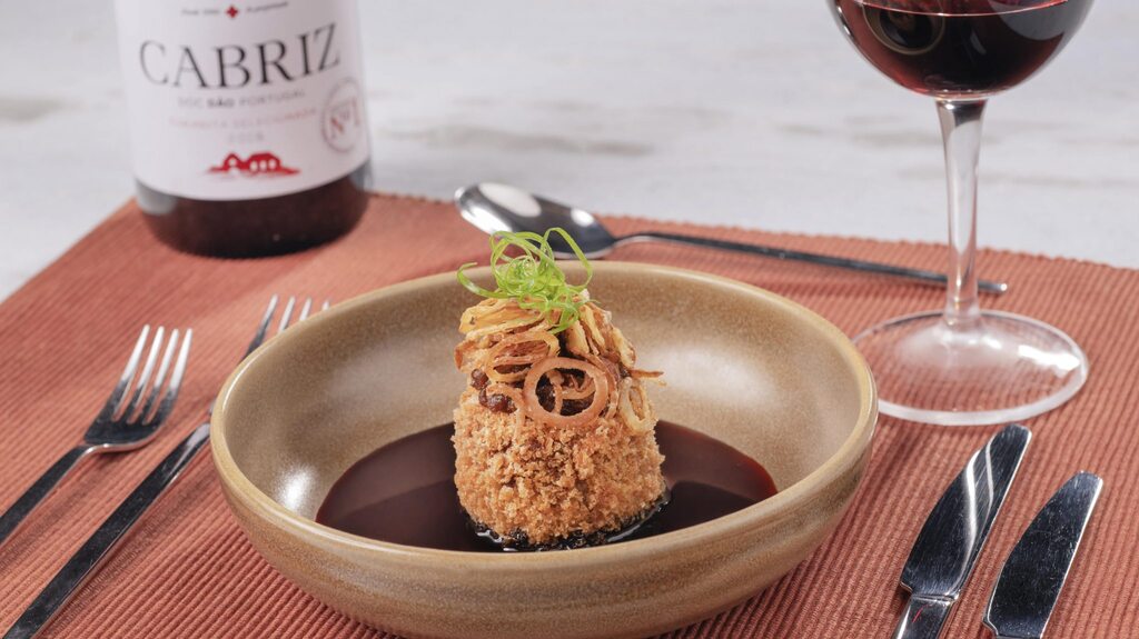 Gastronomia gourmet servida com vinho em um jantar exclusivo do Resort All Inclusive Premium Japaratinga Lounge Resort.