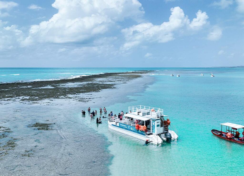 Barco navegando pelas piscinas naturais de Japaratinga.