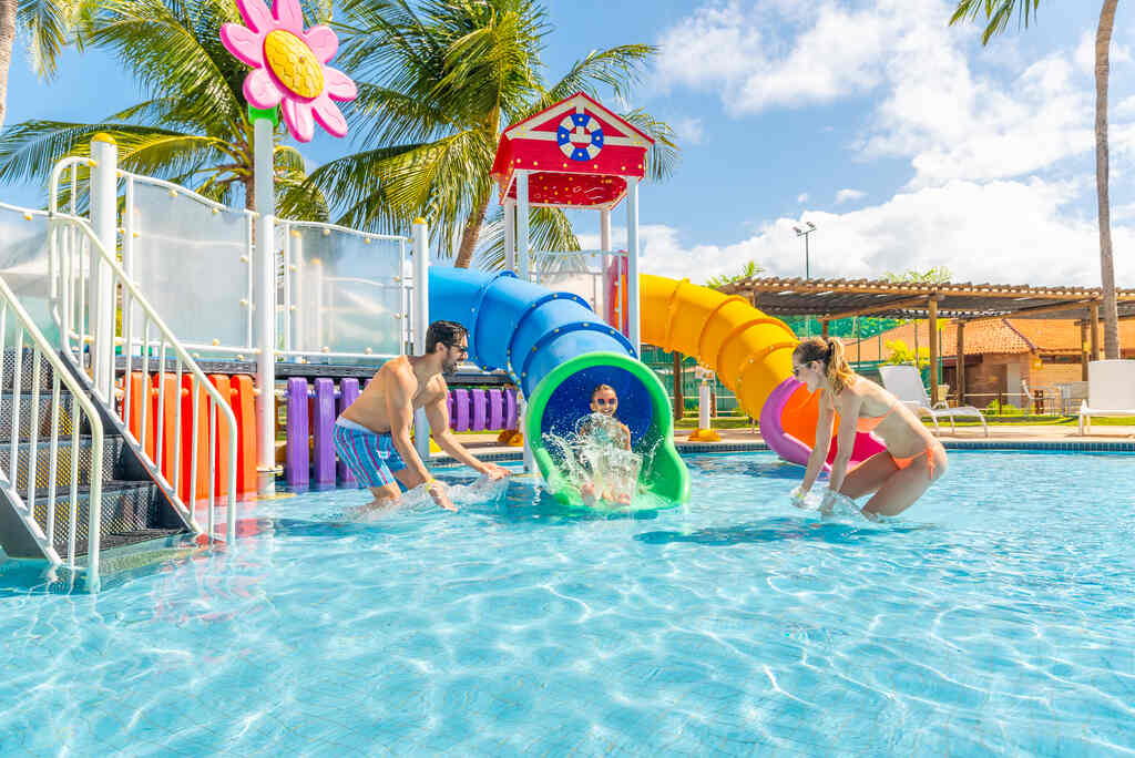 Pessoas brincando na piscina aproveitando a black friday 2024 