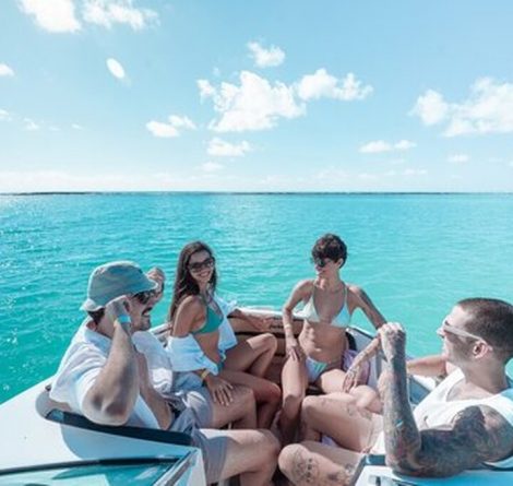 pessoas em passeio no mar representando para onde viajar com os amigos no Brasil