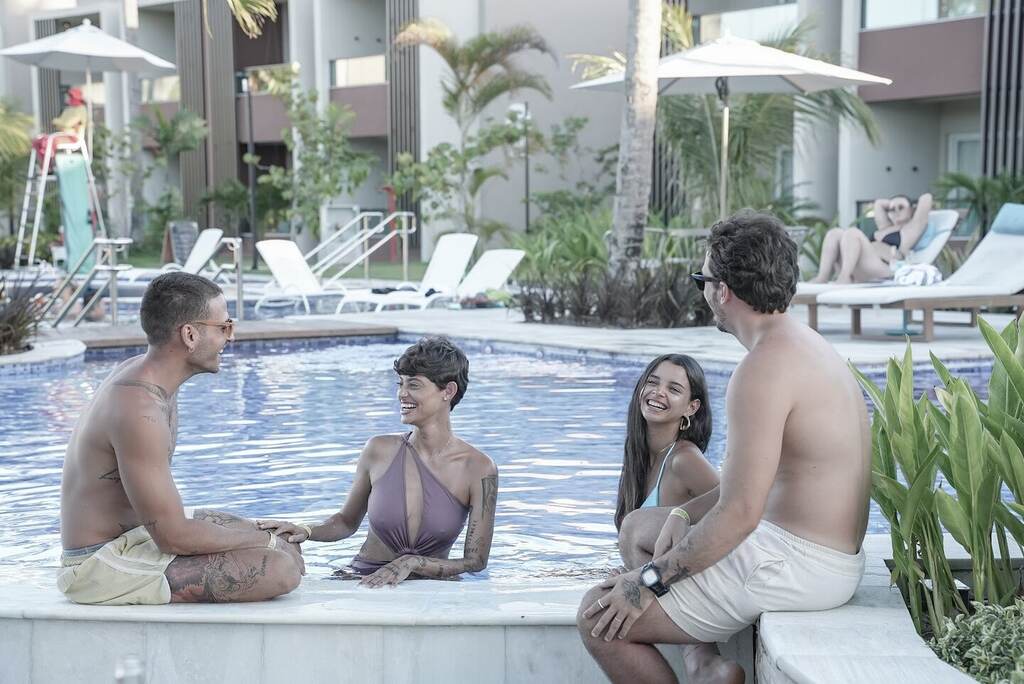pessoas em piscina representando para onde viajar com os amigos no Brasil