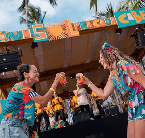 pessoas curtindo festa de carnaval em Japaratinga