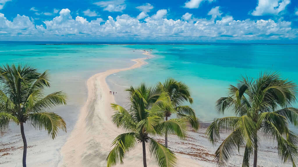 praia perto de onde fica Japaratinga