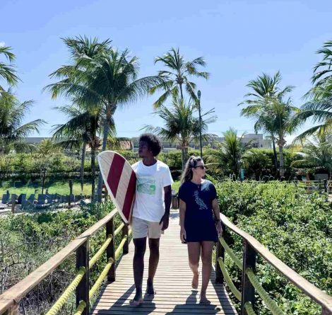 casal com camisetas da marca Reserva em parceria com o Japaratinga Lounge Resort