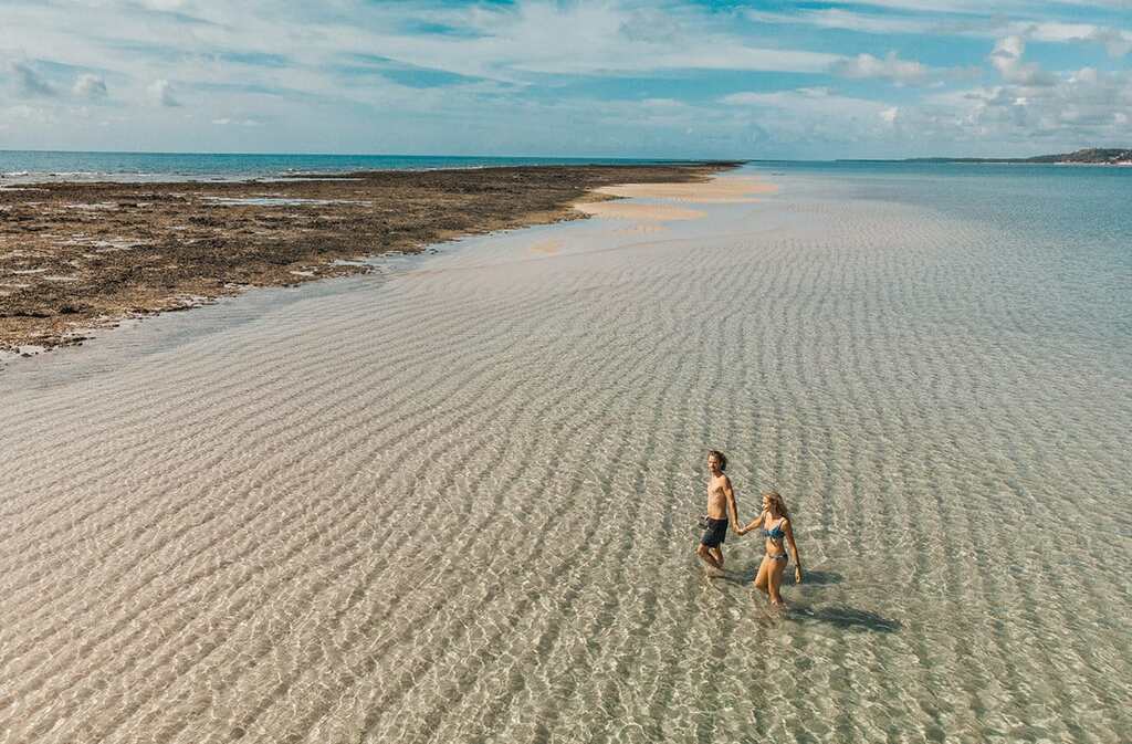 casal aproveitando piscina natural representando onde passar a lua de mel