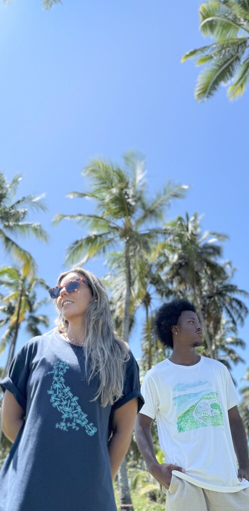 Casal vestindo camiseta da marca Reserva, em parceria com o Japaratinga Lounge Resort.