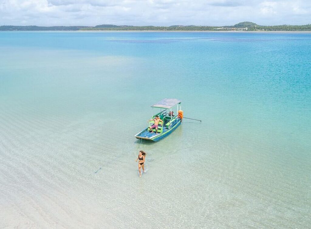 barco em praia para viagem de casal