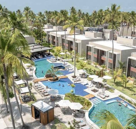 área de lazer com piscina de resort representando viagens em turismo de luxo