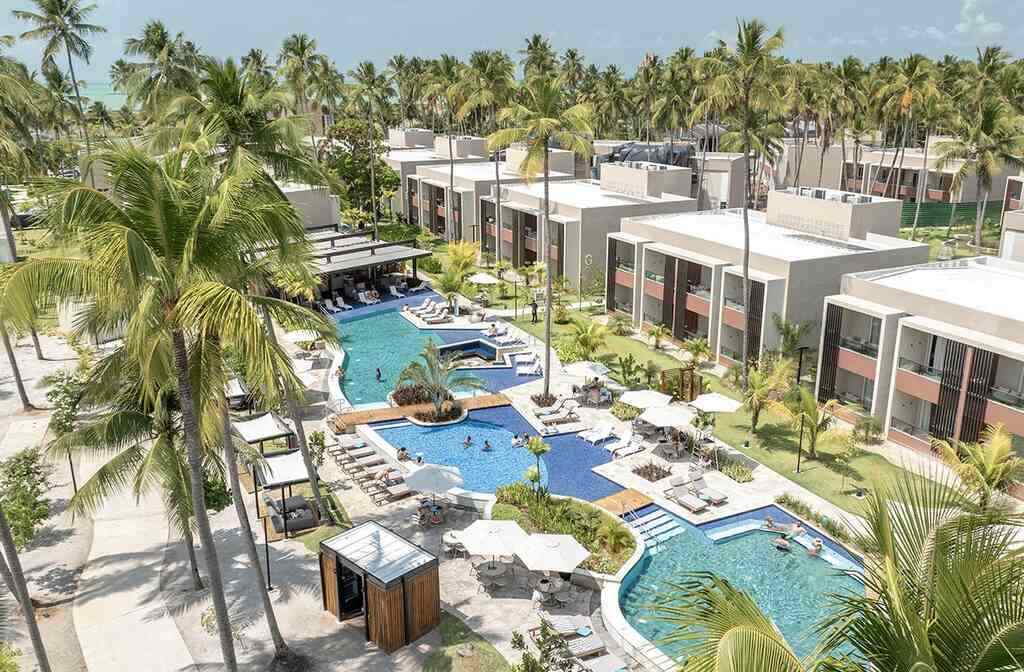 área de lazer com piscina de resort representando viagens em turismo de luxo