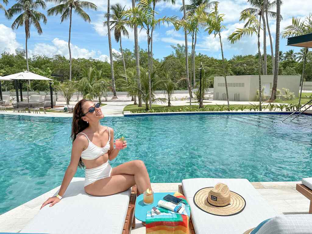 hóspede aproveitando réveillon em resort à beira da piscina com drinks especiais