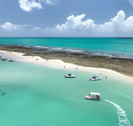 Piscina natural em Alagoas, representando onde ir nas férias de julho.