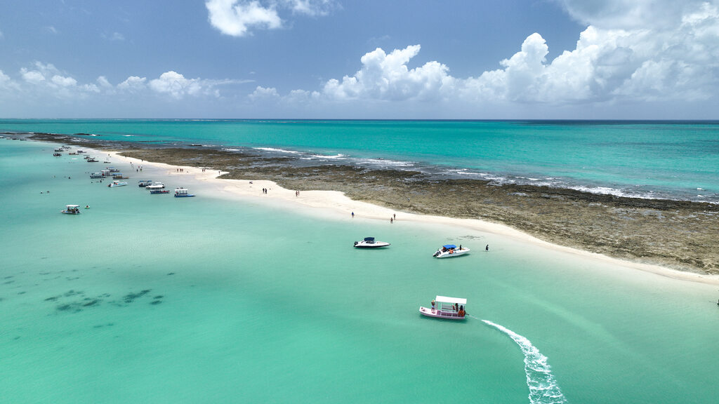 Piscina natural em Alagoas, representando onde ir nas férias de julho.