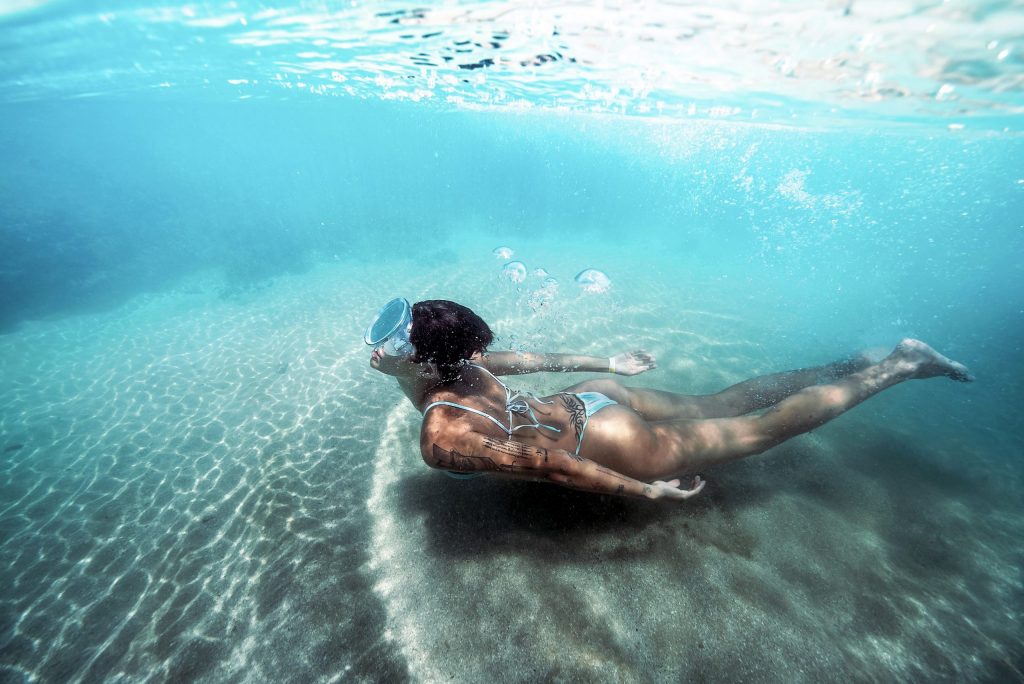 Mulher nadando em piscinas naturais da cidade de Japaratinga.