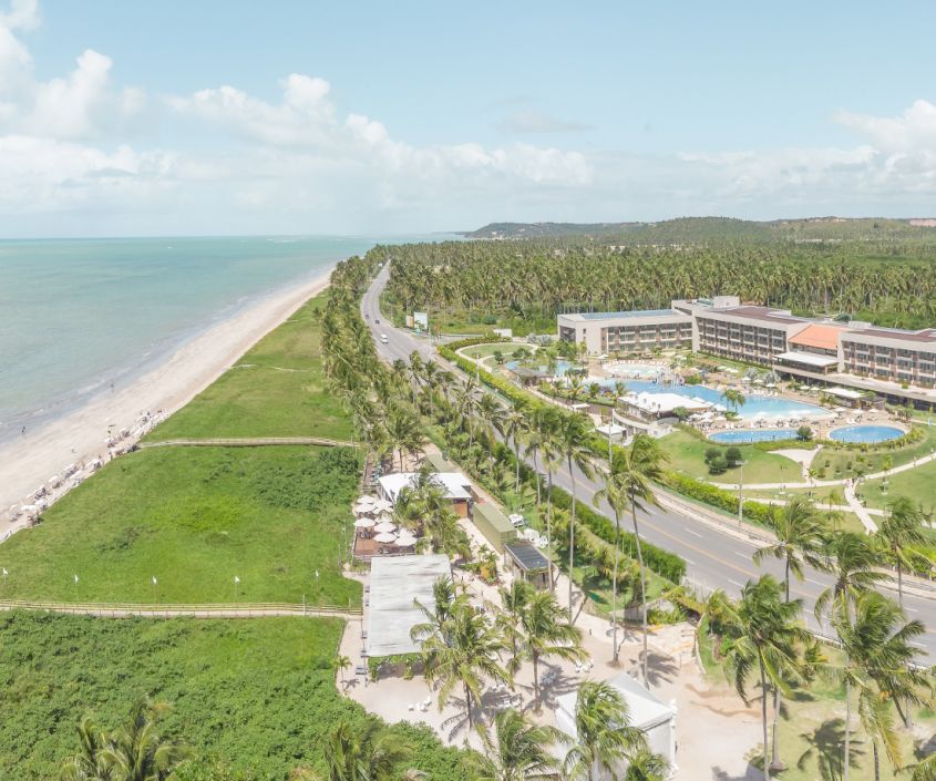 Na imagem área, é possível ver parte da estrutura do Japaratinga Lounge Resort e da praia de Japaratinga. É possível ver parte do complexo de piscinas, algum de seus prédios e restaurantes. Além disso, há uma vasta e robusta vegetação na área d