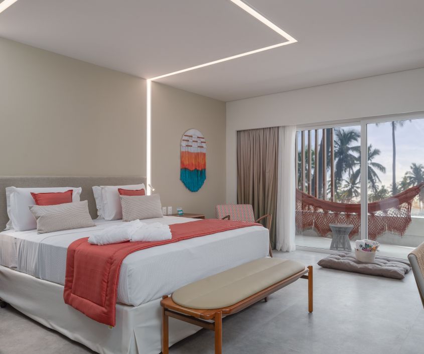 Suíte Garden Exclusive, com cama confortável, decoração moderna e varanda com rede.