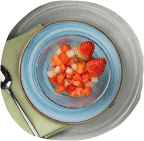 Imagem de um prato com frutas para ilustrar que no all inclusive do Japaratinga você encontra uma variedade de opções para todo tipo de dieta