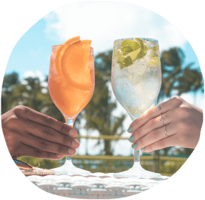 Imagem de um lindo drink na beira da piscina para ilustrar que  o all inclusive o Japaratinga é premium e nele você desfruta de drinks exclusivos e autorais
