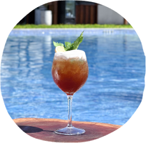 Imagem de um lindo drink na beira da piscina para ilustrar que  o all inclusive o Japaratinga é premium e nele você desfruta de drinks exclusivos e autorais