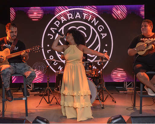 Imagem mostrando mulher jogando sinuca no Pub Overdrive do Japaratinga Lounge Resort.