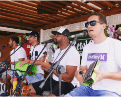 Imagens de música ao vivo no bar verano