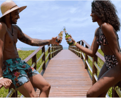 Imagem de amigos tomando uma cerveja na vila da praia