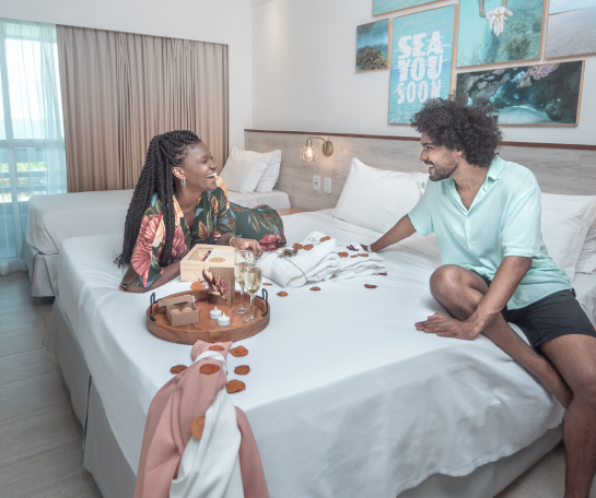 Casal em cama com arrumação especial