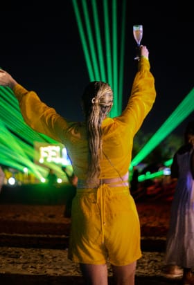 Mulher fotografada de costas aproveitando festa no Japaratinga Resort