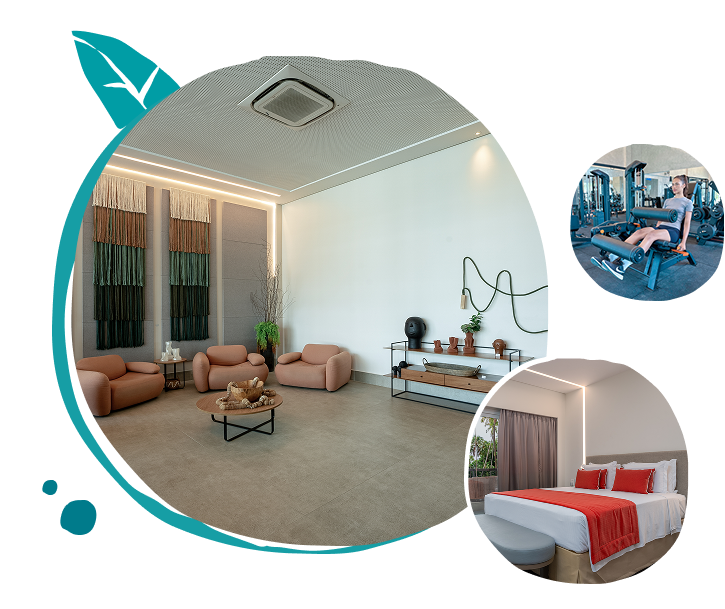 Na imagem, vemos uma colagem de três fotos que apresentam diferentes espaços de um resort. Lounge do restaurante Maka no Japaratinga Lounge Resort com poltronas orgânicas em tons terrosos, arte têxtil na parede, esculturas em madeira e decoração natural minimalista. No canto superior direito, há uma foto em menor escala de uma academia com equipamentos de cardio, indicando as instalações de fitness disponíveis. Na parte inferior direita, a terceira foto exibe um quarto de hóspedes aconchegante e bem decorado, com uma cama grande, destacando o conforto e a hospitalidade do resort.