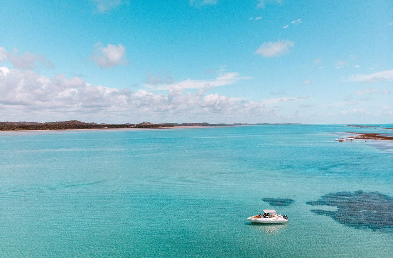 Passeio de lancha nas piscinas naturais de Japaratinga, Alagoas