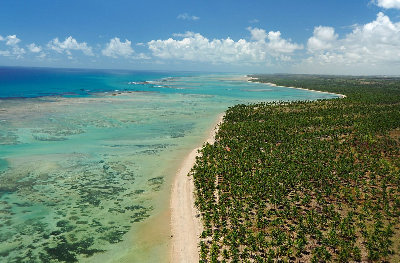 Vista de praia em Porto de Pedras
