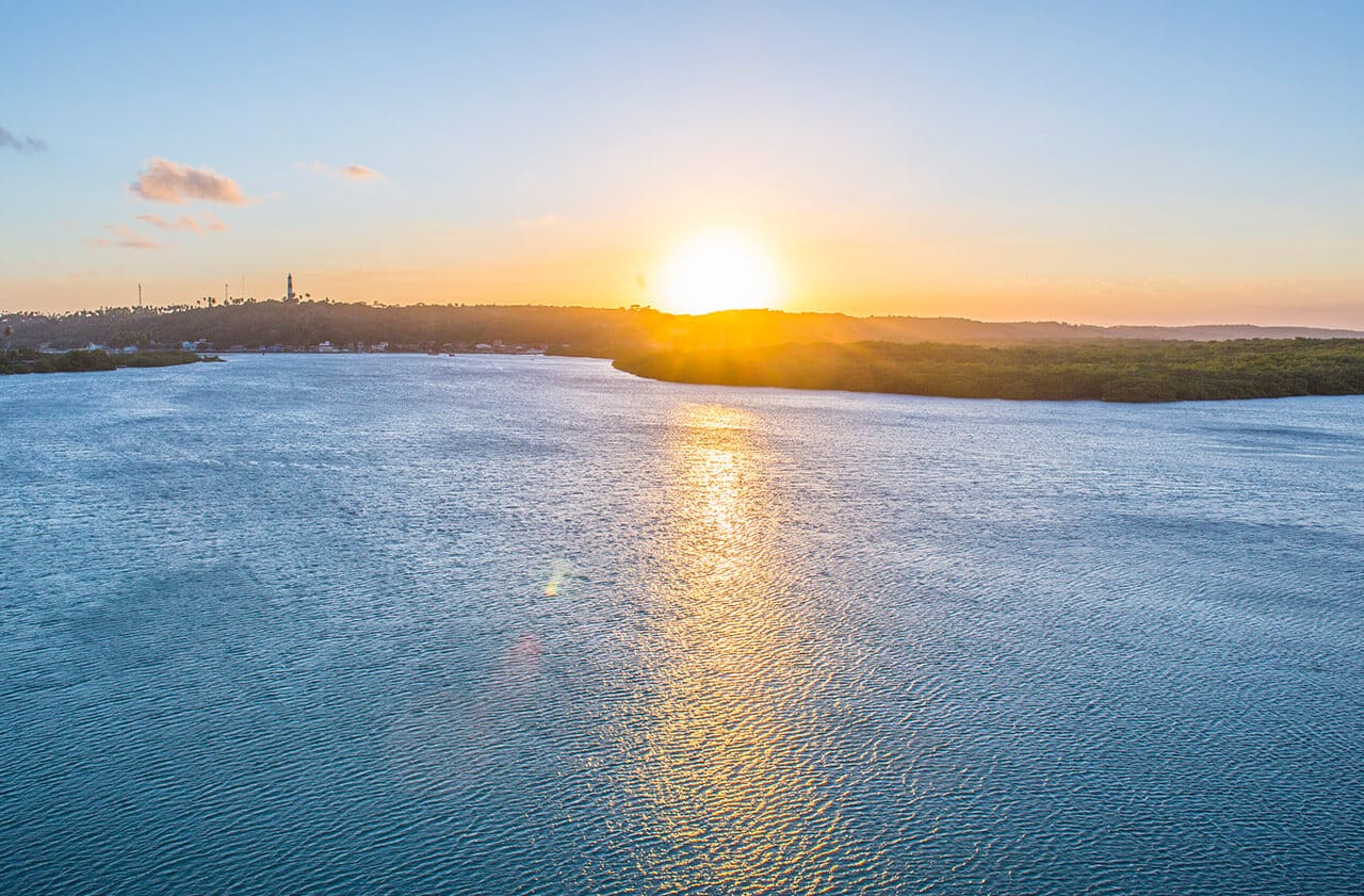 Vista do rio e pôr do sol em Porto de Pedras