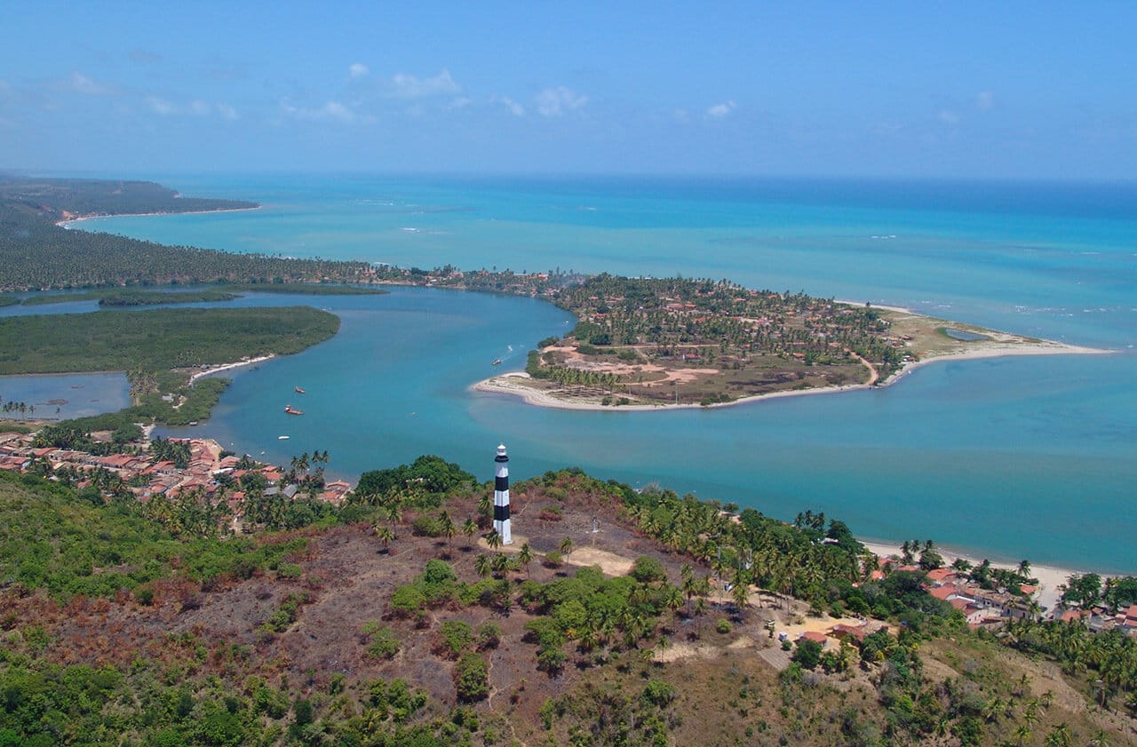 Vista do mirante e praia de Porto de Pedras
