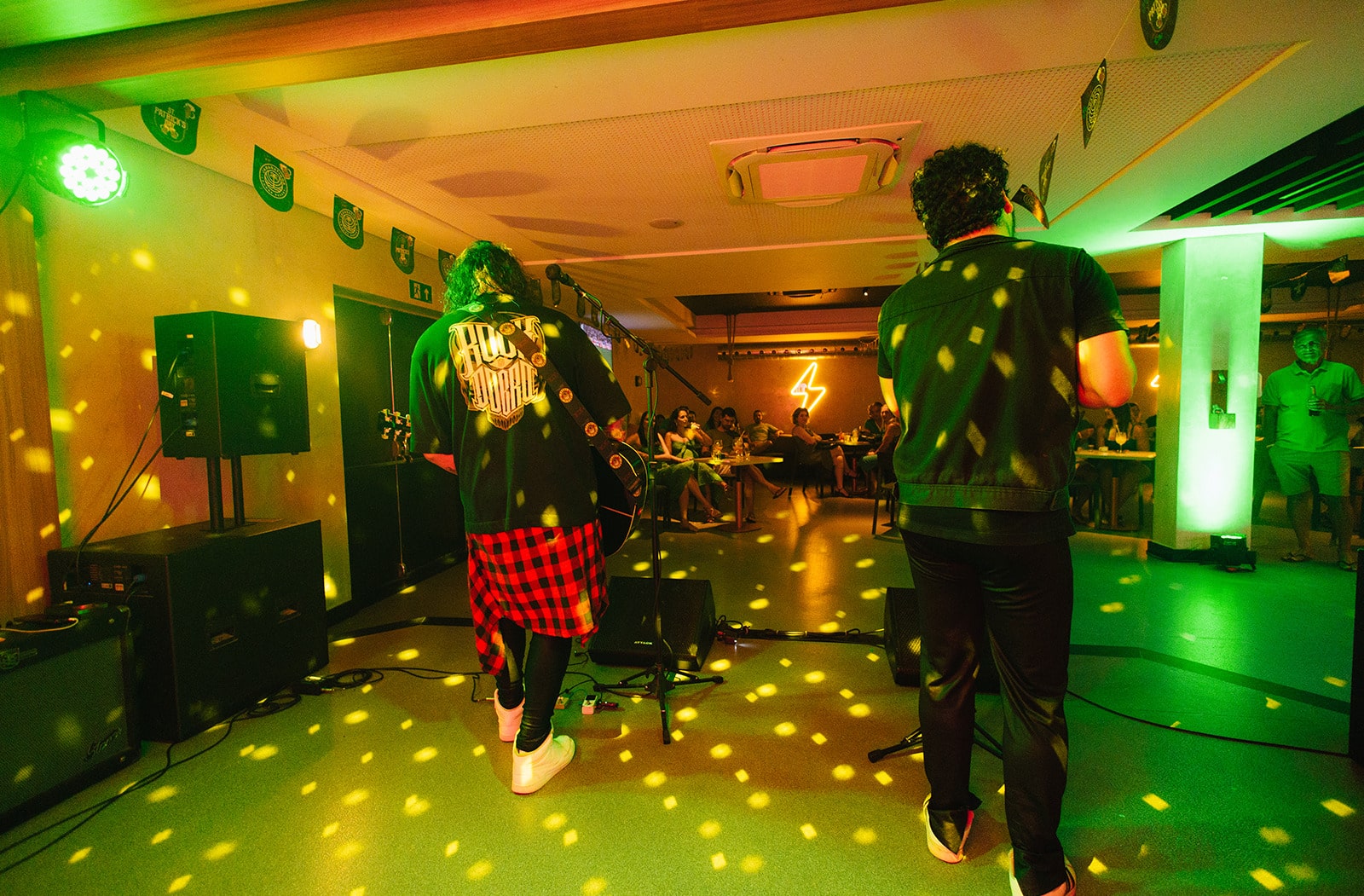 Uma mulher está se exercitando em uma das máquinas da academia do Japaratinga Lounge Resort. É possível ver outras máquinas como esteiras e um espelho ao fundo