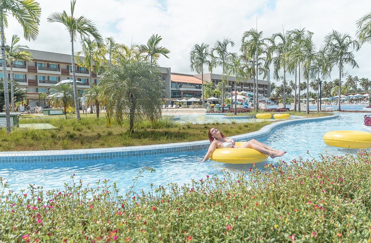 Vista aérea destacando o bloco de apartamentos e o complexo de piscinas do resort. A imagem mostra uma parte da infraestrutura do Japaratinga Lounge Resort.