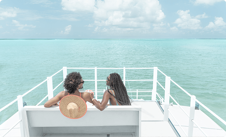 Casal passeia de catamarã nas águas cristalinas do mar de Japaratinga, em Alagoas