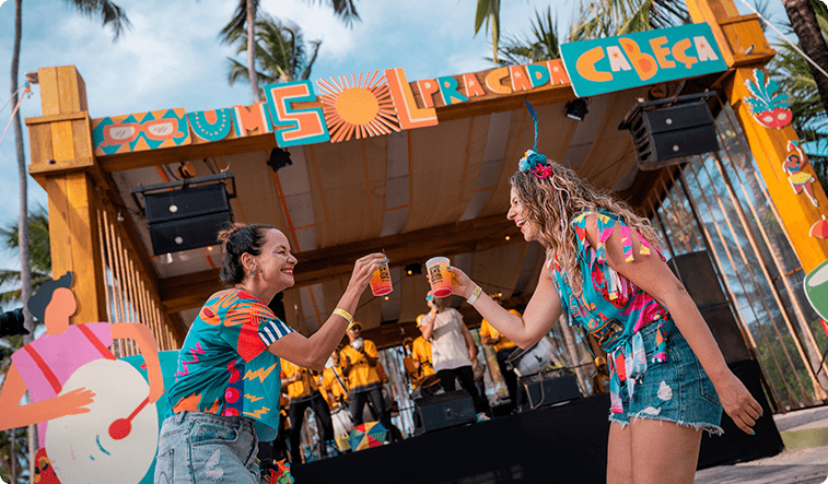 Foliões brincam carnaval no Japaratinga Lounge Resort em frente ao palco do show da festa.