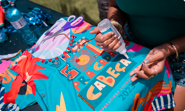 Abadá personalizado do bloco Um Sol pra Cada Cabeca do carnaval no Japaratinga Lounge Resort.
