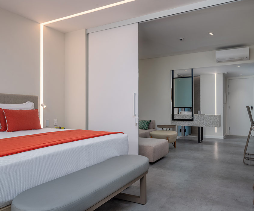 Imagem mostrando a Garden Suite com detalhes das áreas da acomodação, que comporta até quatro ocupantes.