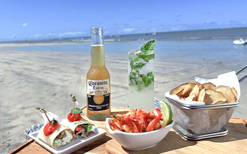 Petiscos e cerveja a beira mar da praia de Japaratinga.