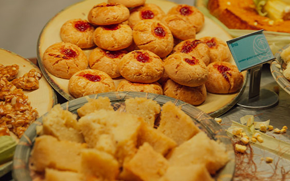 Pratos de comidas típicas das festas juninas do nordeste, como broa de milho, bolo de milho, pé-de-moleque e muito mais