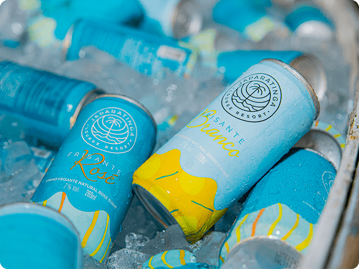 Frisantes Branco e Rosé do Japaratinga Lounge Resort num balde de gelo.