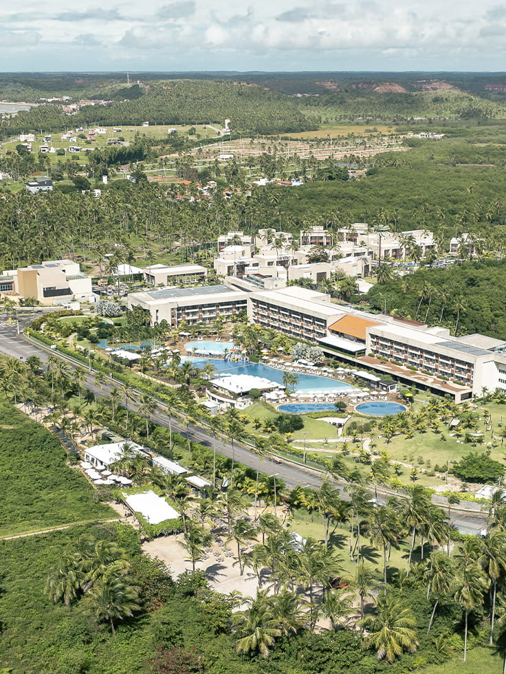 Vista aérea do Japaratinga Lounge Resort à beira-mar na Costa dos Corais em Alagoas.