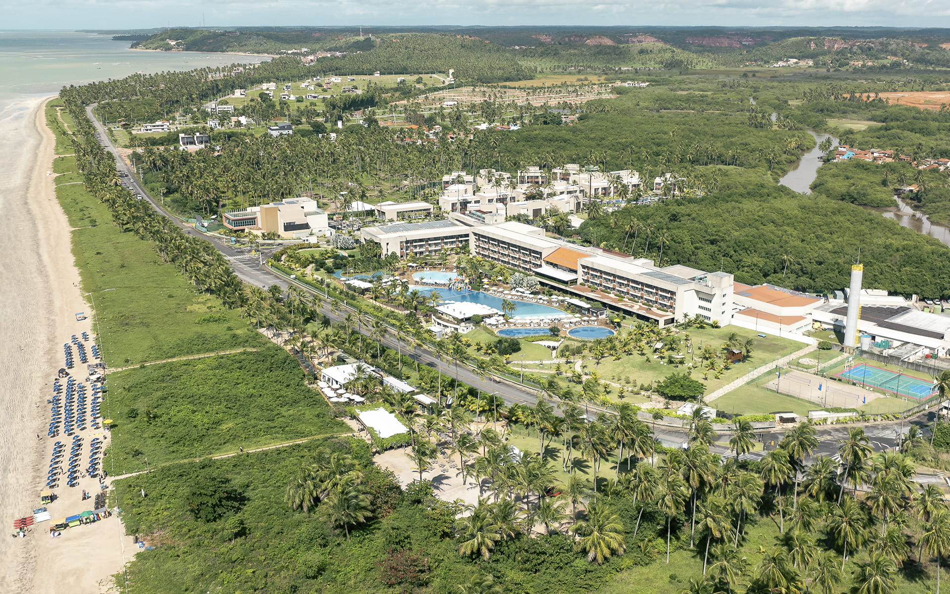 Vista aérea do Japaratinga Lounge Resort à beira-mar na Costa dos Corais em Alagoas.